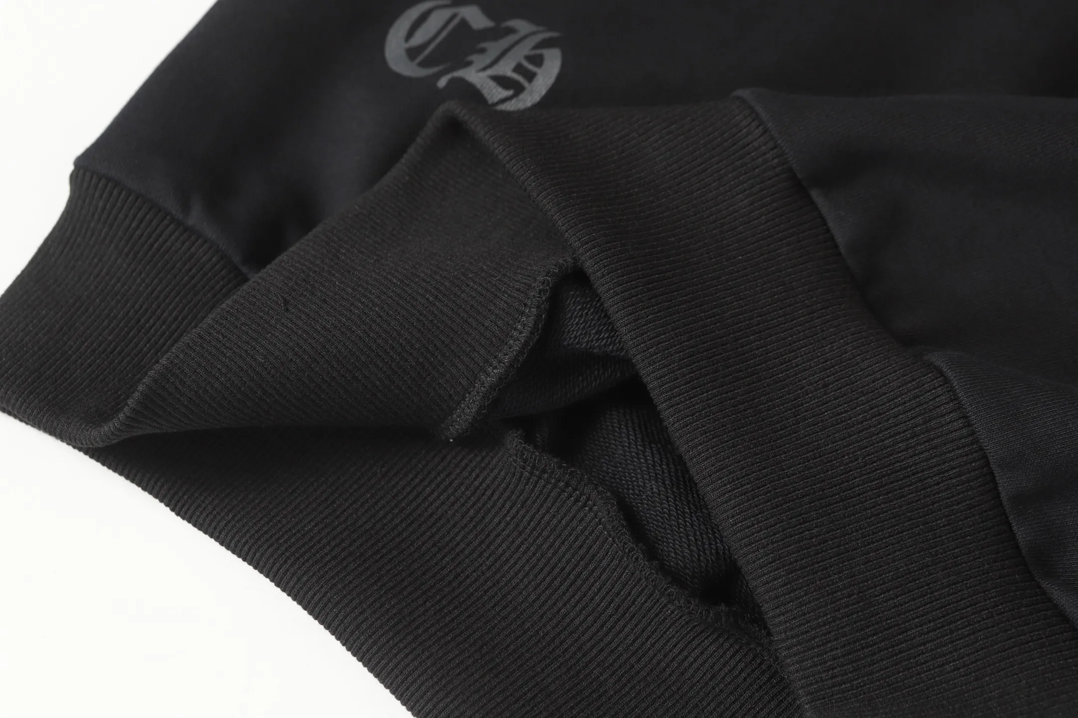 P210 Round neck sweatshirt. Remember to note sweatshirt when ordering #Y2902 Cross-border running quantity model. Please do not place an order if you pursue perfection. -Chrome Hearts/Chrome Hearts 23ss Sanskrit printed popular round neck sweatshirt -High weight, high density and high quality. The wool is soft, delicate and skin-friendly. Soft and silky to the touch. Excellent warmth and skin-friendliness. -Colour: black white -Size: S M L XL